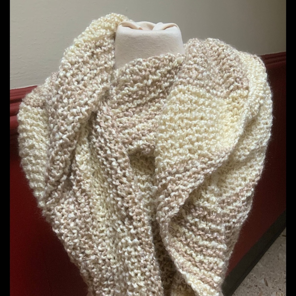 Large asymmetrical scarf